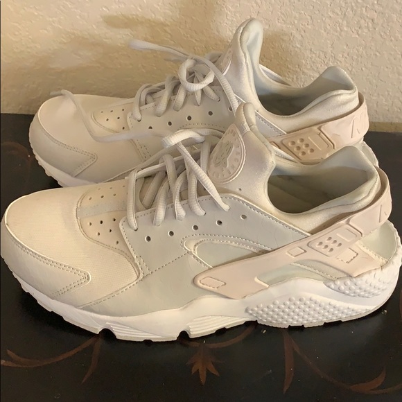 neutral color tennis shoes